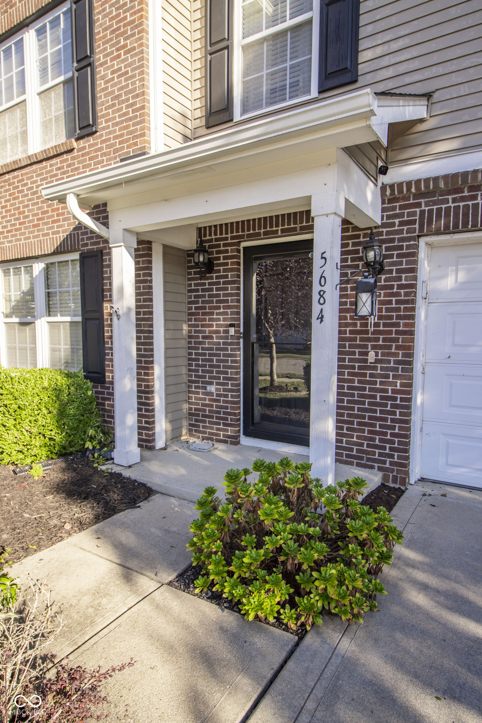 5684 W Woodview Trail