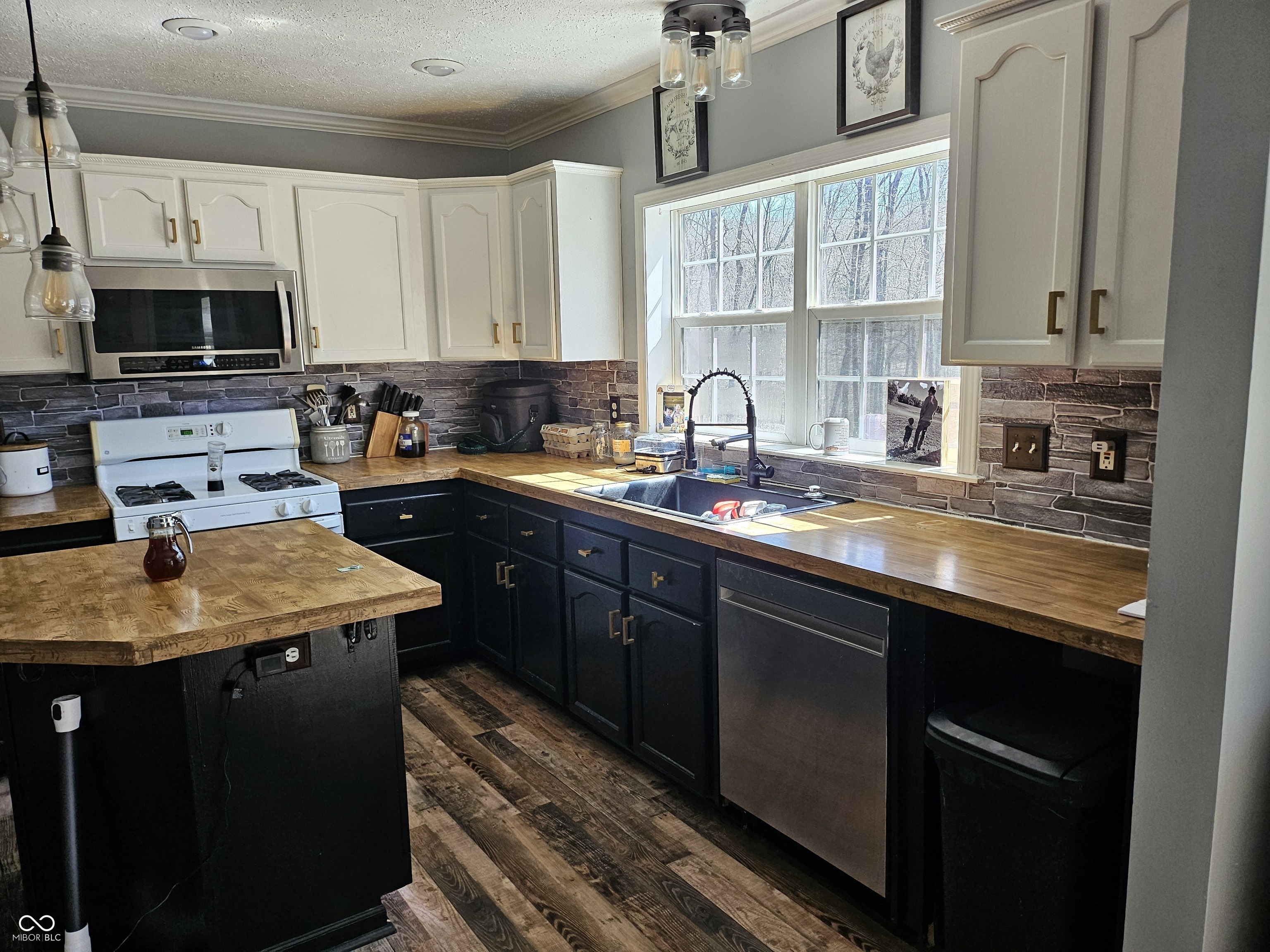 8585 Ridge Acres Drive