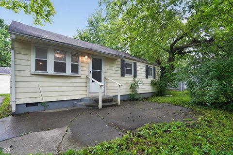 Photo of 7402 E 46th Street, Indianapolis, IN 46226 (MLS # 22102800)