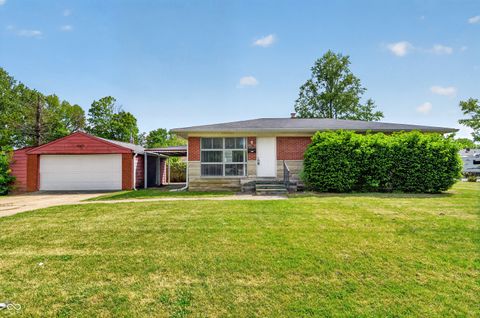Photo of 5831 E 40th Street, Indianapolis, IN 46226 (MLS # 22097805)