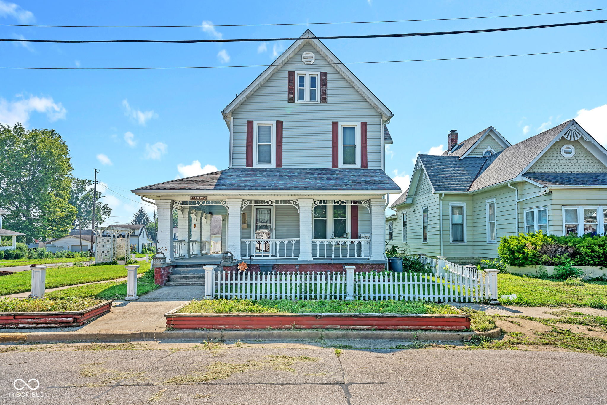 Photo 3 of 32 of 303 N Pine Street house