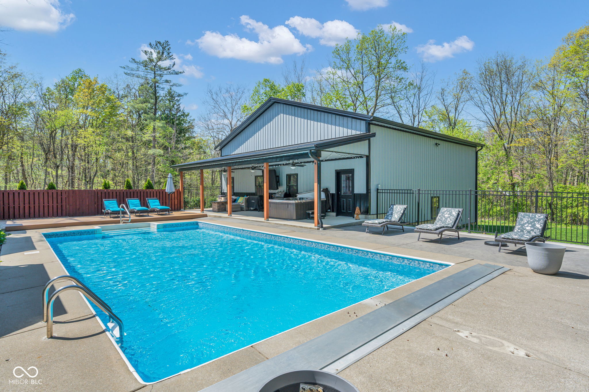 785 Pineview Drive