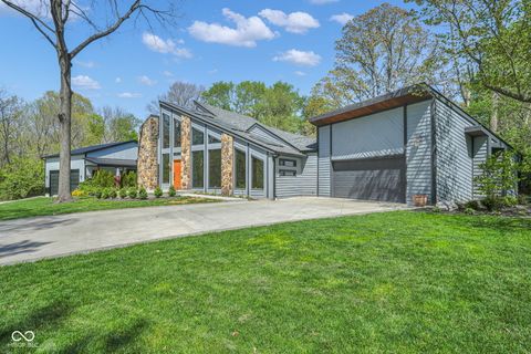 Photo of 785 Pineview Drive, Zionsville, IN 46077 (MLS # 22085187)