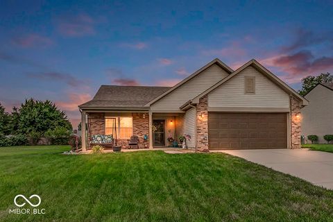 Photo of 672 Grassy Bend Drive, Greenwood, IN 46143 (MLS # 22113226)