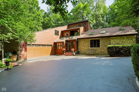 Photo of 12399 N Cedarwood Drive, Mooresville, IN 46158 (MLS # 22121966)