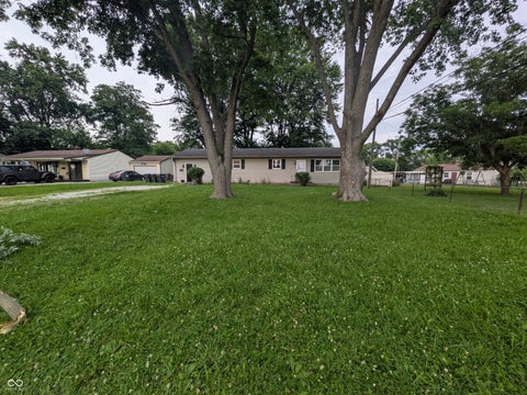 Photo of 7 N Middle Street, Greenwood, IN 46143 (MLS # 22110400)