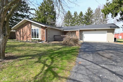 Photo of 2430 E Us Highway 136, Pittsboro, IN 46167 (MLS # 22090775)