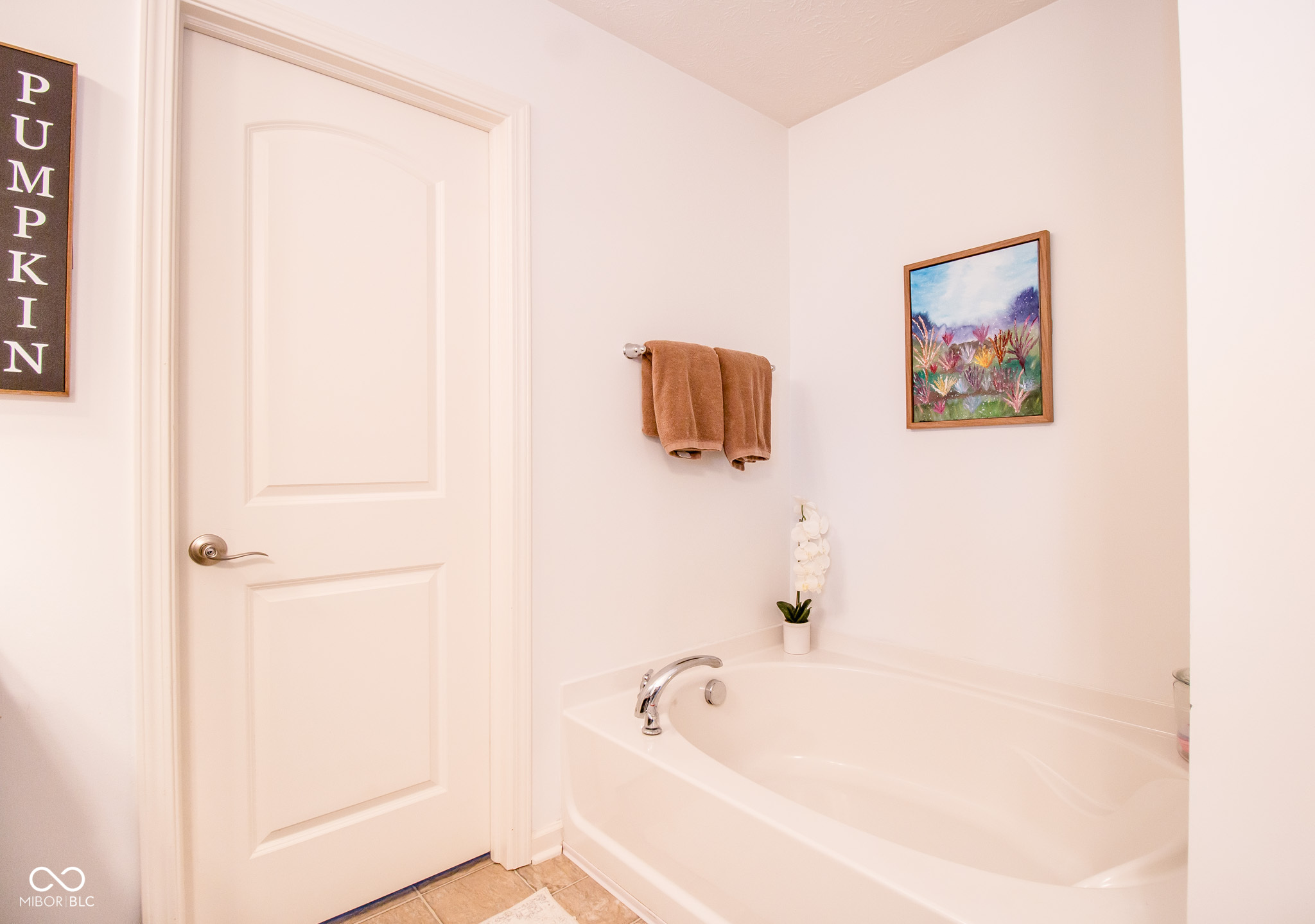 Columbus, Indiana 47201, United States, 3 Bedrooms Bedrooms, ,3 BathroomsBathrooms,Residential,Pending,19470