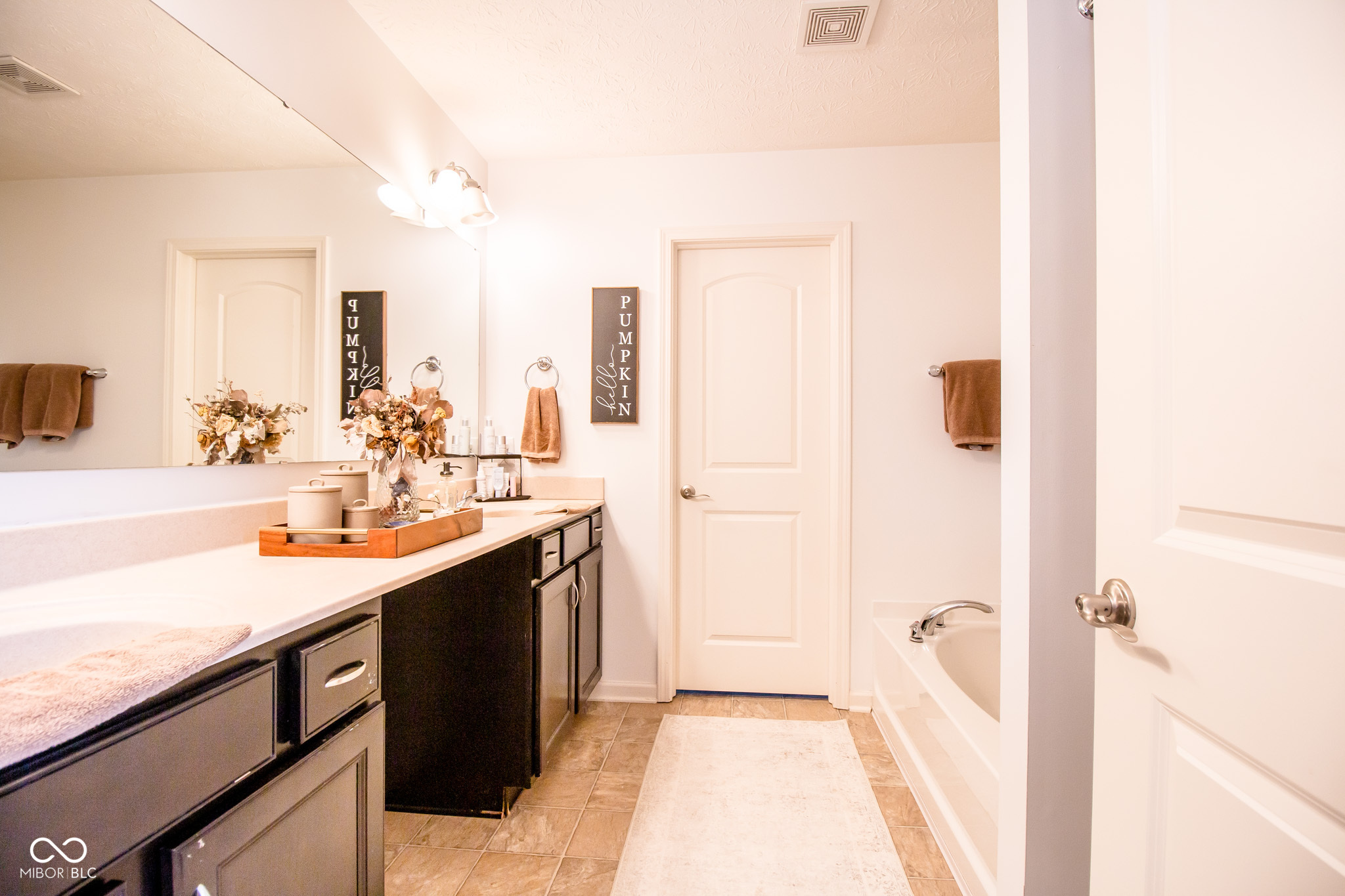 Columbus, Indiana 47201, United States, 3 Bedrooms Bedrooms, ,3 BathroomsBathrooms,Residential,Pending,19470