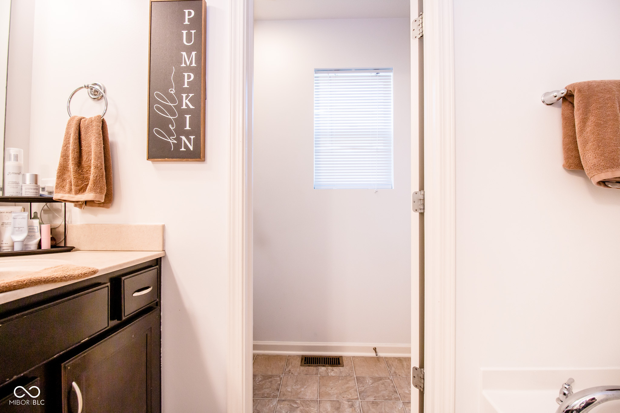 Columbus, Indiana 47201, United States, 3 Bedrooms Bedrooms, ,3 BathroomsBathrooms,Residential,Pending,19470