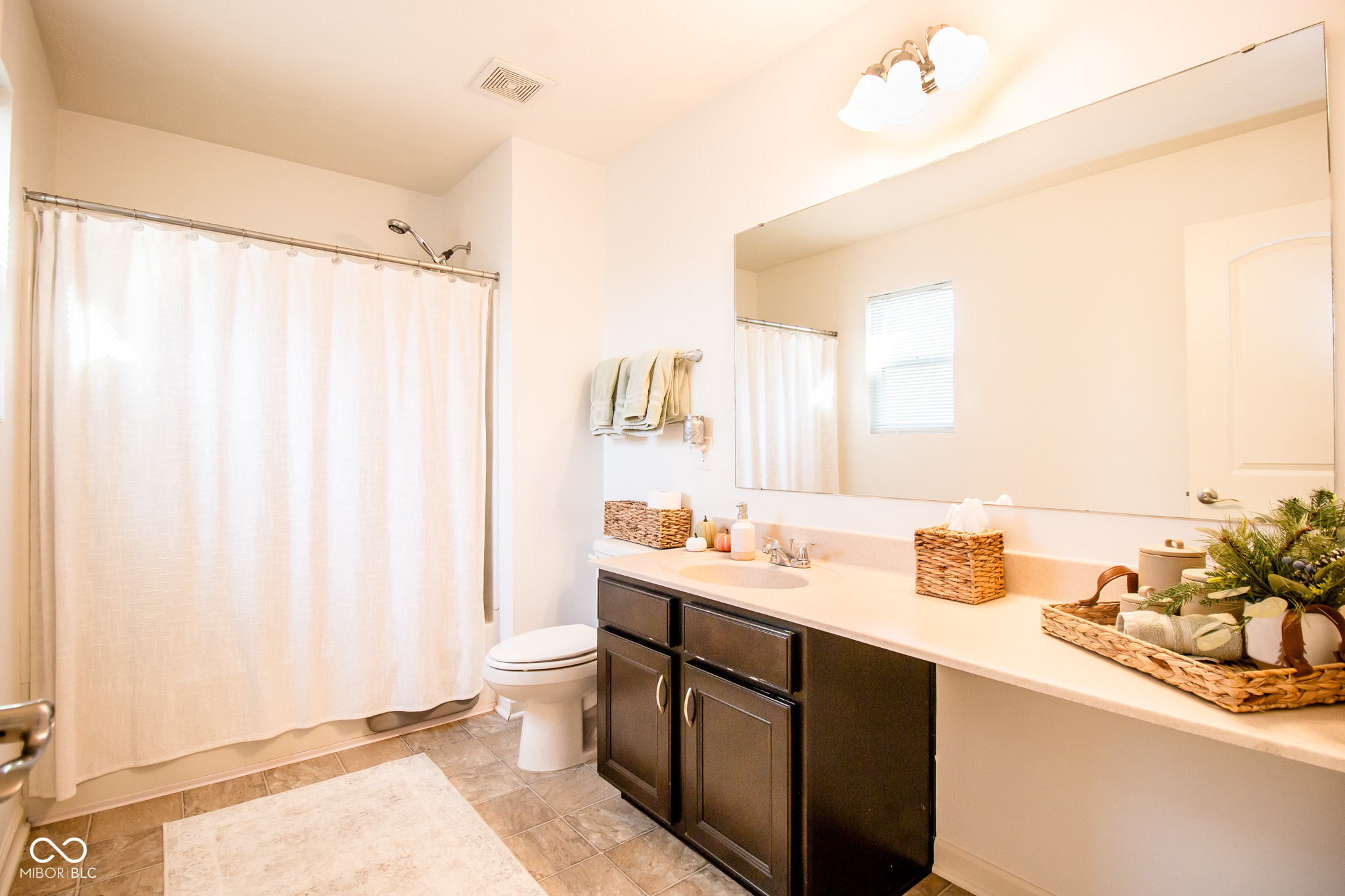 Columbus, Indiana 47201, United States, 3 Bedrooms Bedrooms, ,3 BathroomsBathrooms,Residential,Pending,19470