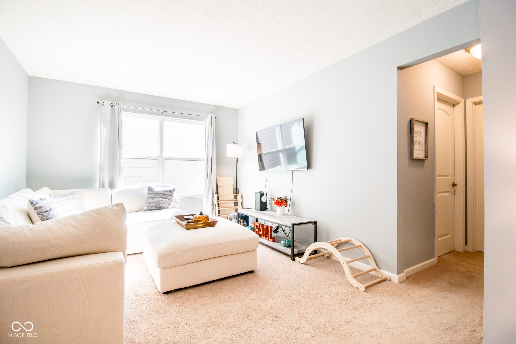 Columbus, Indiana 47201, United States, 3 Bedrooms Bedrooms, ,3 BathroomsBathrooms,Residential,Pending,19470