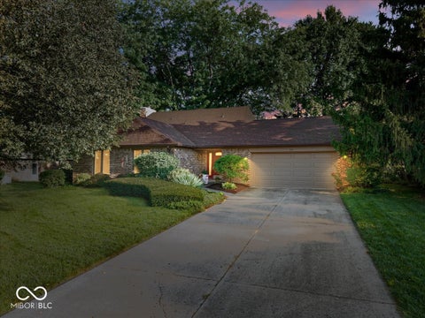 Photo of 850 W Oakwood Drive, Greenwood, IN 46142 (MLS # 22122983)