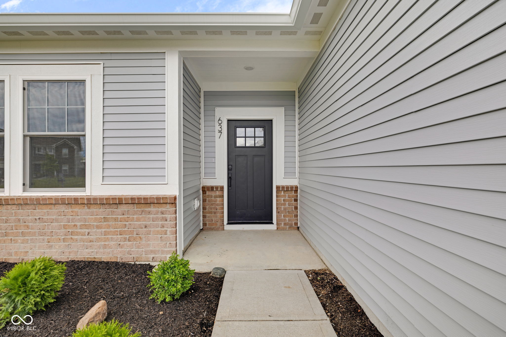 637 N Quartz Lane