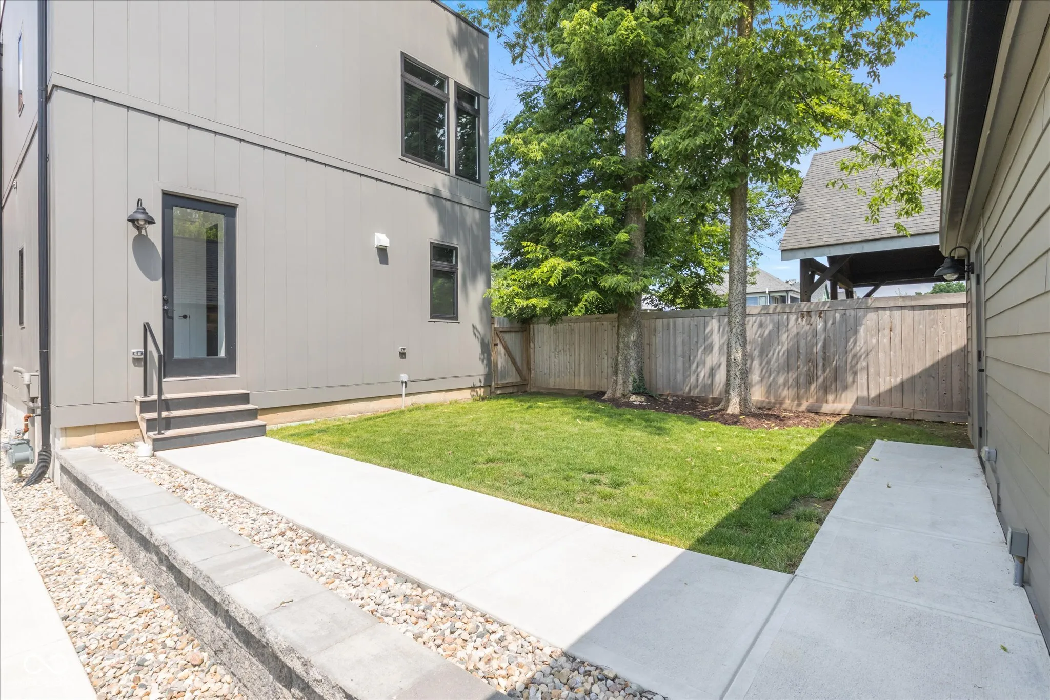 Indianapolis, Indiana 46202, United States, 3 Bedrooms Bedrooms, ,4 BathroomsBathrooms,Residential,Pending,117056