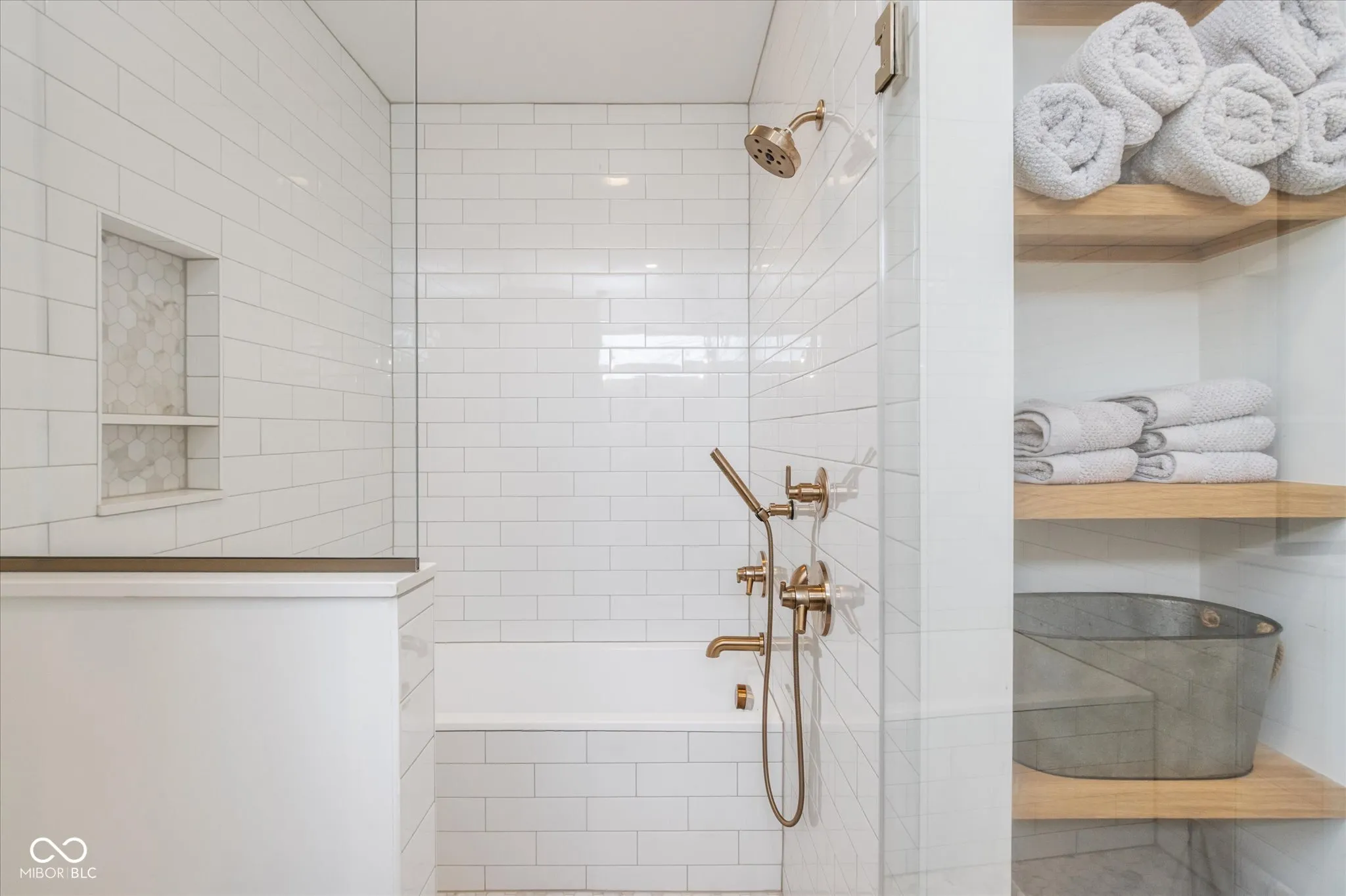 Indianapolis, Indiana 46202, United States, 3 Bedrooms Bedrooms, ,4 BathroomsBathrooms,Residential,Pending,117056