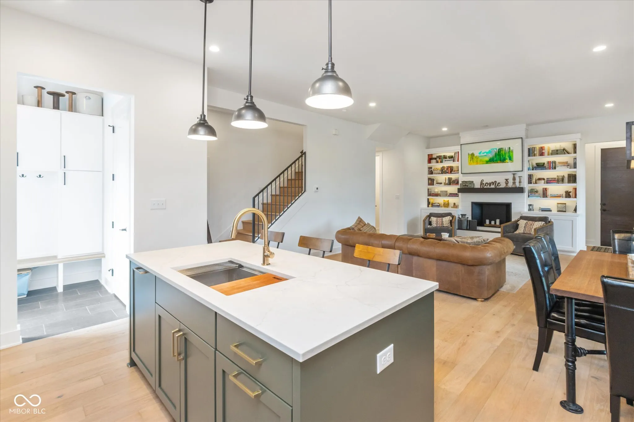 Indianapolis, Indiana 46202, United States, 3 Bedrooms Bedrooms, ,4 BathroomsBathrooms,Residential,Pending,117056