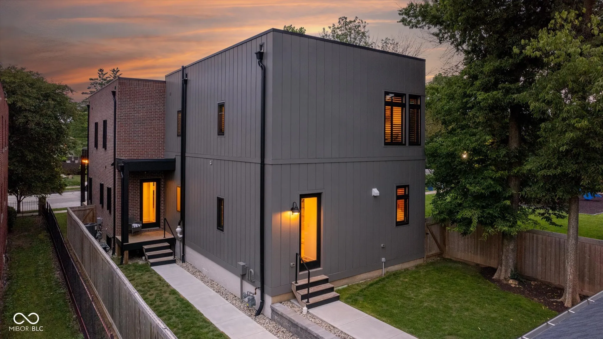 Indianapolis, Indiana 46202, United States, 3 Bedrooms Bedrooms, ,4 BathroomsBathrooms,Residential,Pending,117056