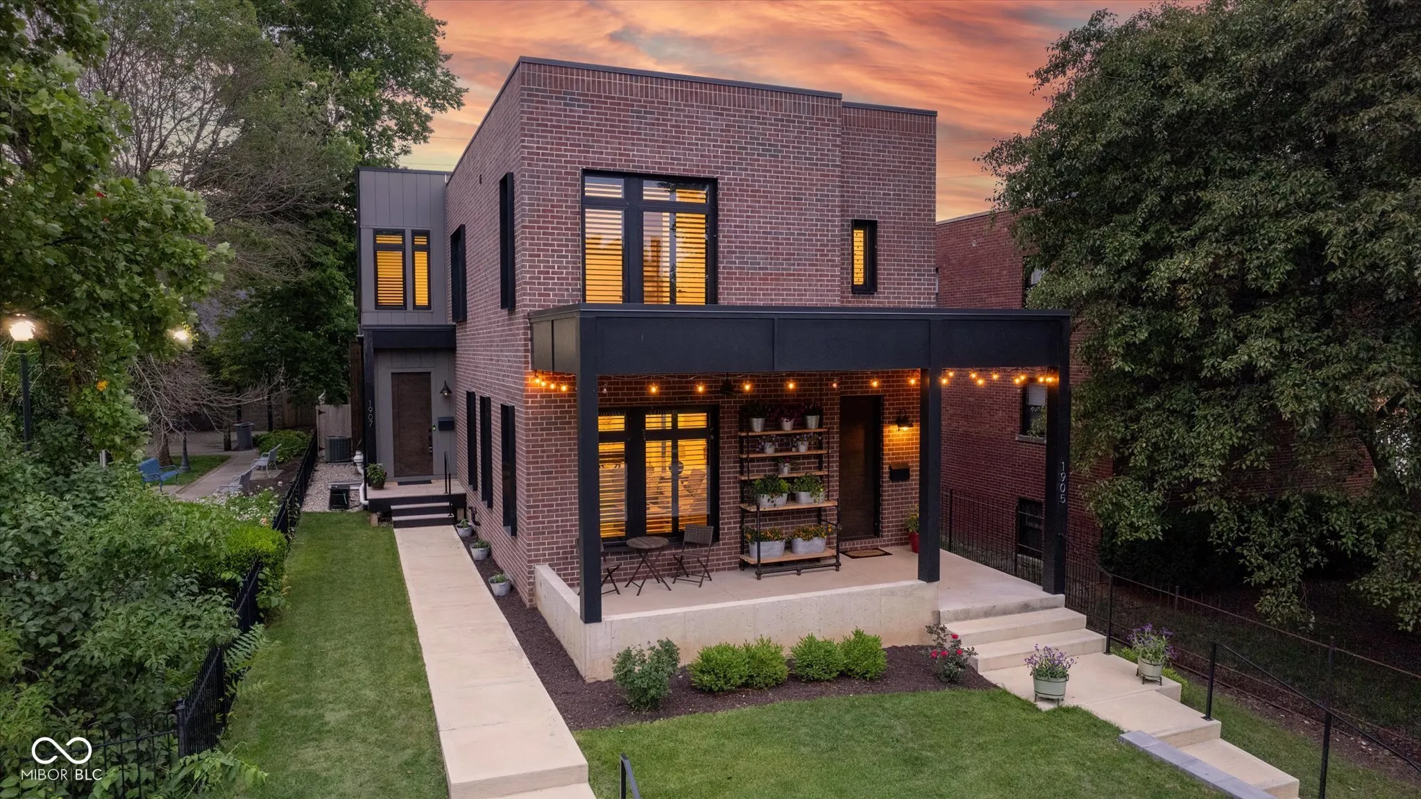 Indianapolis, Indiana 46202, United States, 3 Bedrooms Bedrooms, ,4 BathroomsBathrooms,Residential,Pending,117056