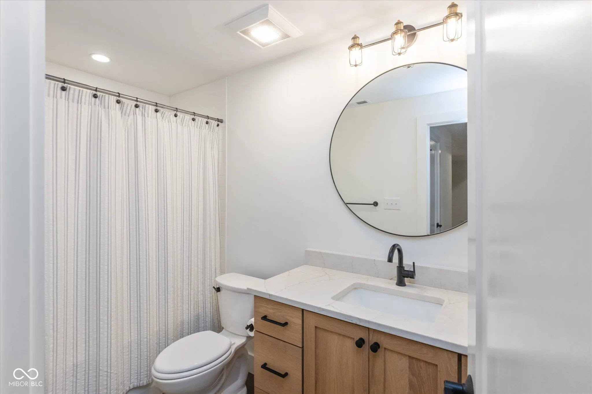 Indianapolis, Indiana 46202, United States, 3 Bedrooms Bedrooms, ,4 BathroomsBathrooms,Residential,Pending,117056