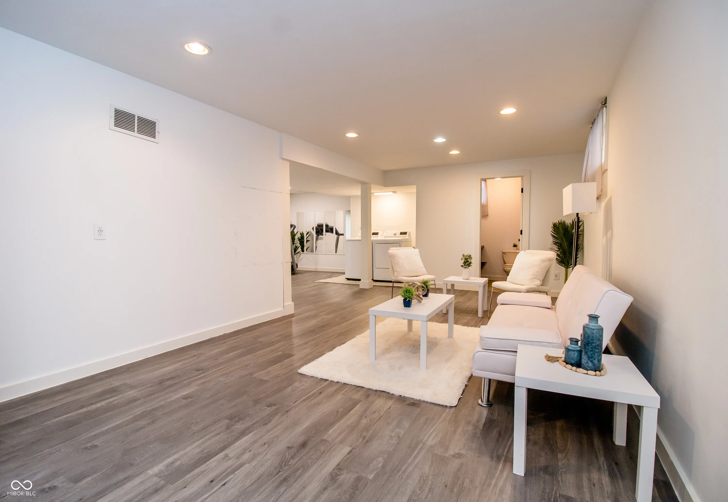 Columbus, Indiana 47201, United States, 4 Bedrooms Bedrooms, ,4 BathroomsBathrooms,Residential,Pending,104790