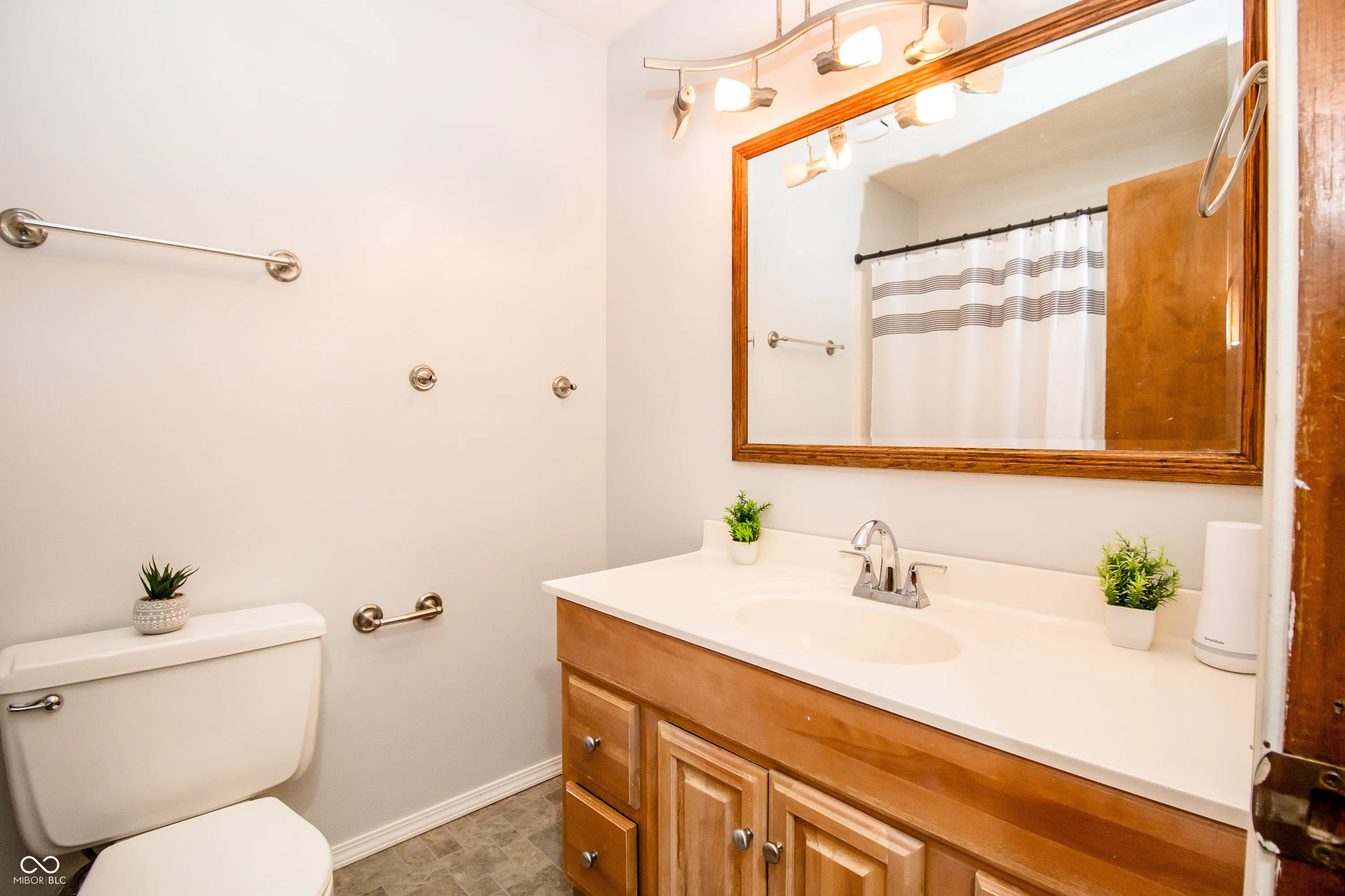 Columbus, Indiana 47201, United States, 4 Bedrooms Bedrooms, ,4 BathroomsBathrooms,Residential,Pending,104790