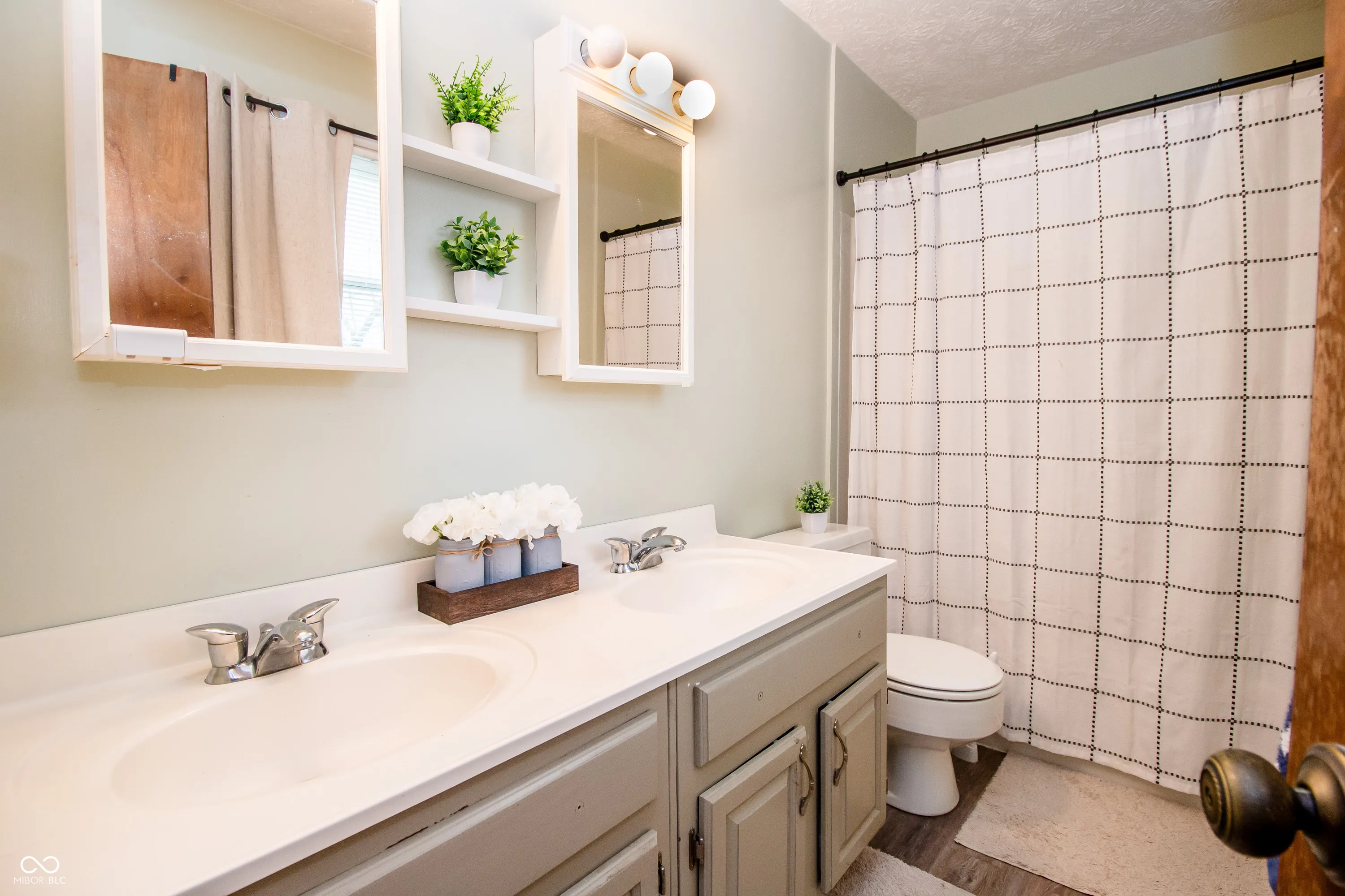 Columbus, Indiana 47201, United States, 4 Bedrooms Bedrooms, ,4 BathroomsBathrooms,Residential,Pending,104790