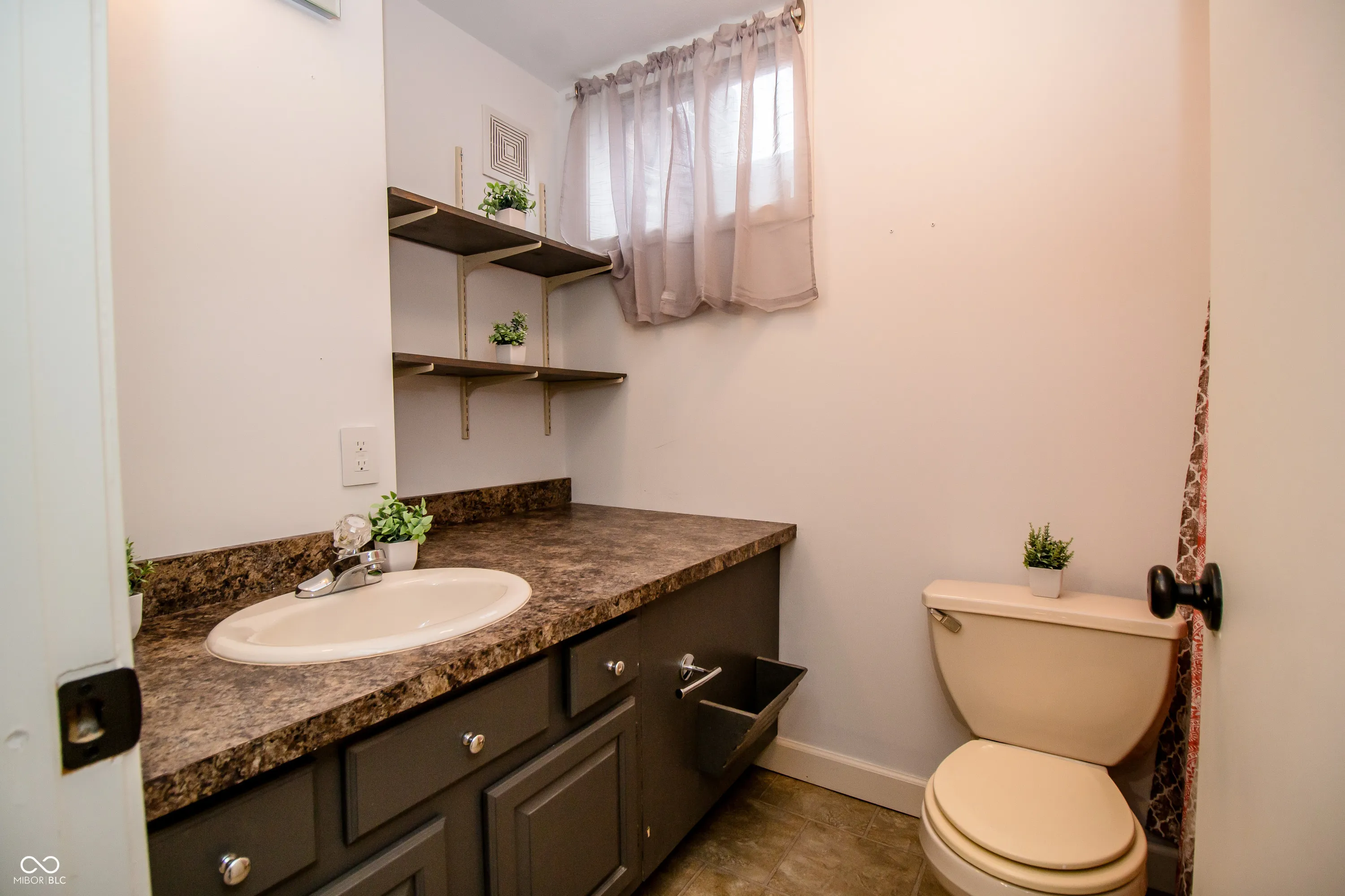 Columbus, Indiana 47201, United States, 4 Bedrooms Bedrooms, ,4 BathroomsBathrooms,Residential,Pending,104790