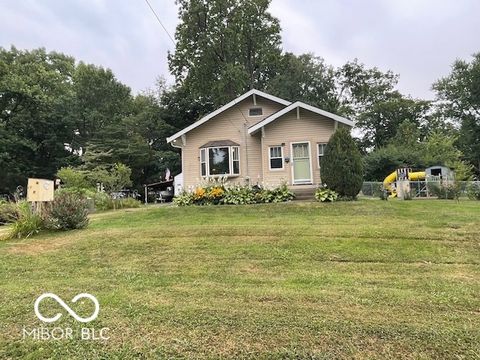 Photo of 1405 E Brunswick Avenue, Indianapolis, IN 46227 (MLS # 22116755)