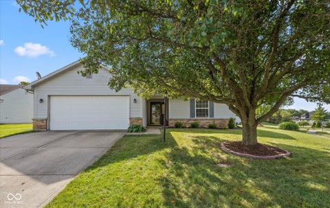 Photo of 111 Brixton Woods East Drive, Pittsboro, IN 46167 (MLS # 22127508)