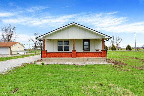 Photo of 2836 N Michigan Road, Shelbyville, IN 46176 (MLS # 22092300)