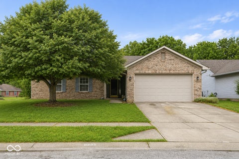 Photo of 6235 Miller Woods Lane, Indianapolis, IN 46237 (MLS # 22103087)