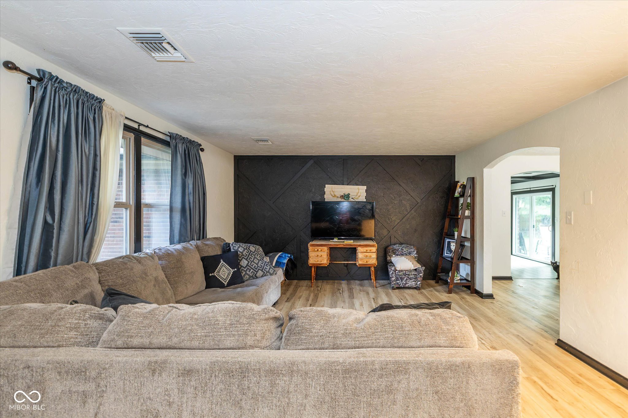 5317 Liz Lane