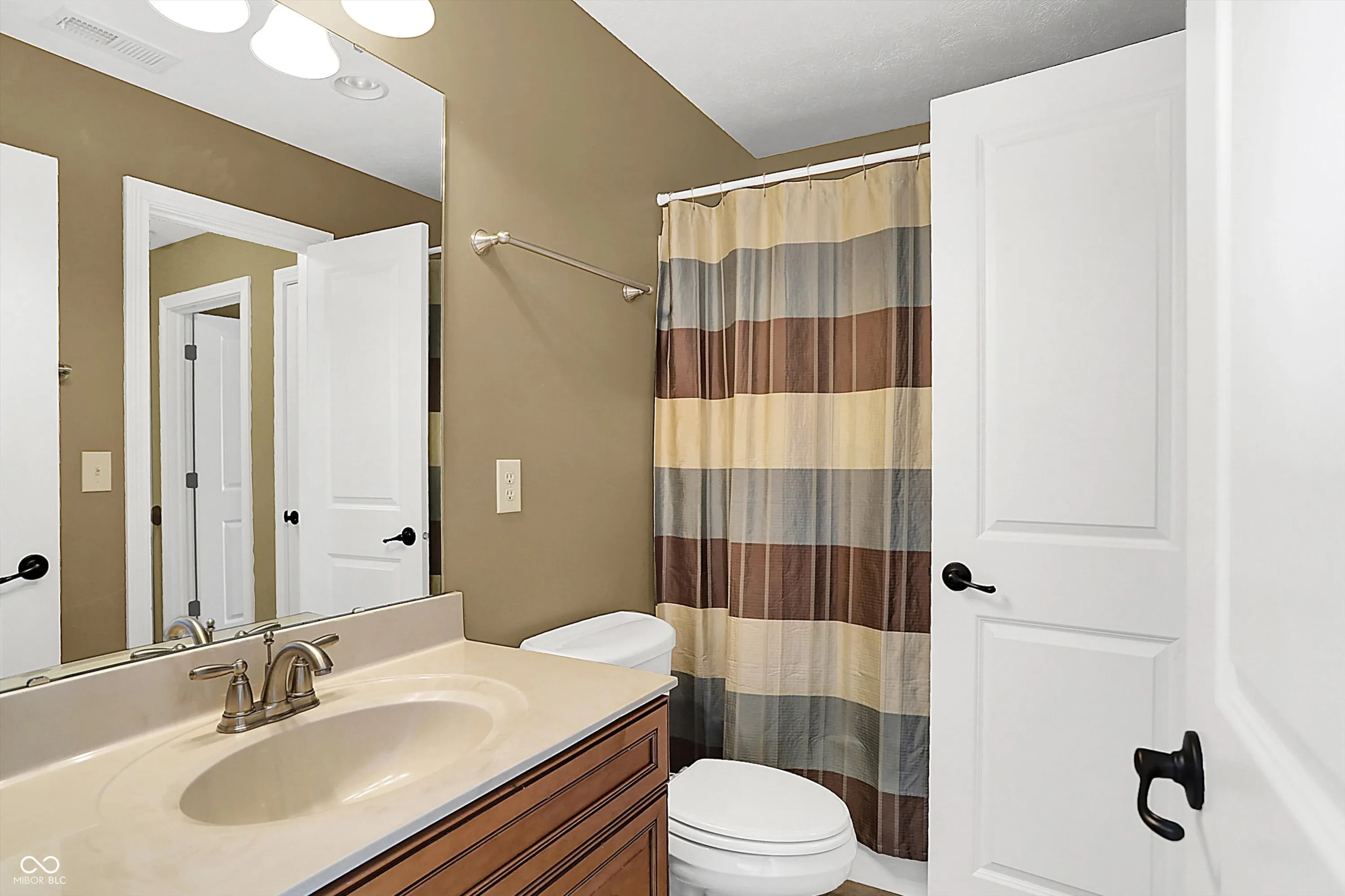 McCordsville, Indiana 46055, United States, 5 Bedrooms Bedrooms, ,4 BathroomsBathrooms,Residential,Pending,85859