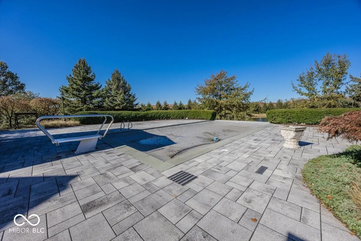 Greenfield, Indiana 46140, United States, 6 Bedrooms Bedrooms, ,8 BathroomsBathrooms,Residential,Pending,31822