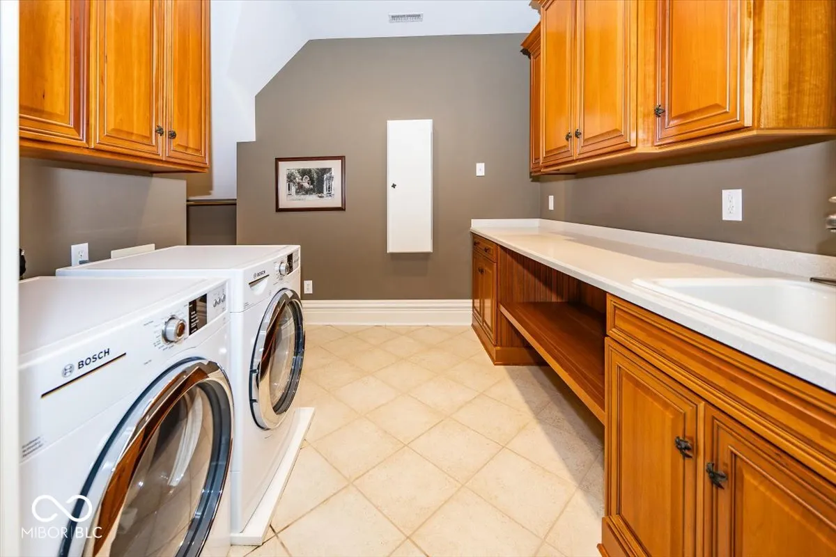 Greenfield, Indiana 46140, United States, 6 Bedrooms Bedrooms, ,8 BathroomsBathrooms,Residential,Pending,31822