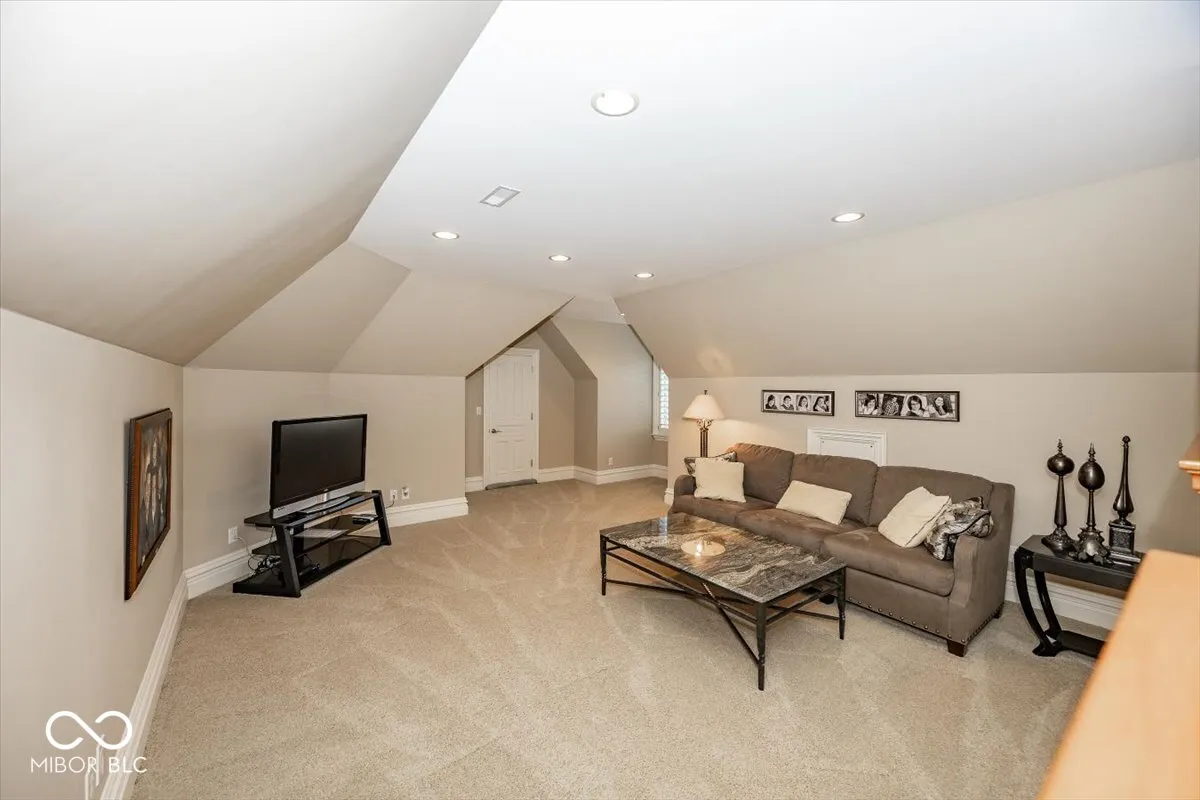 Greenfield, Indiana 46140, United States, 6 Bedrooms Bedrooms, ,8 BathroomsBathrooms,Residential,Pending,31822