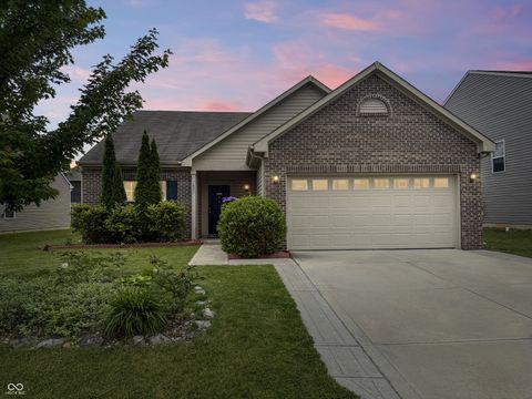Photo of 881 Sommersweet Run, Greenwood, IN 46143 (MLS # 22104282)