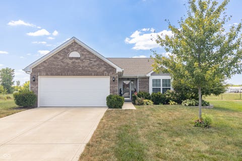 Photo of 388 Gondola Run, Greenfield, IN 46140 (MLS # 22117615)