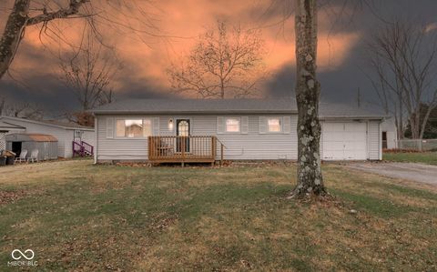 Photo of 320 New York Street, Austin, IN 47102 (MLS # 22075209)