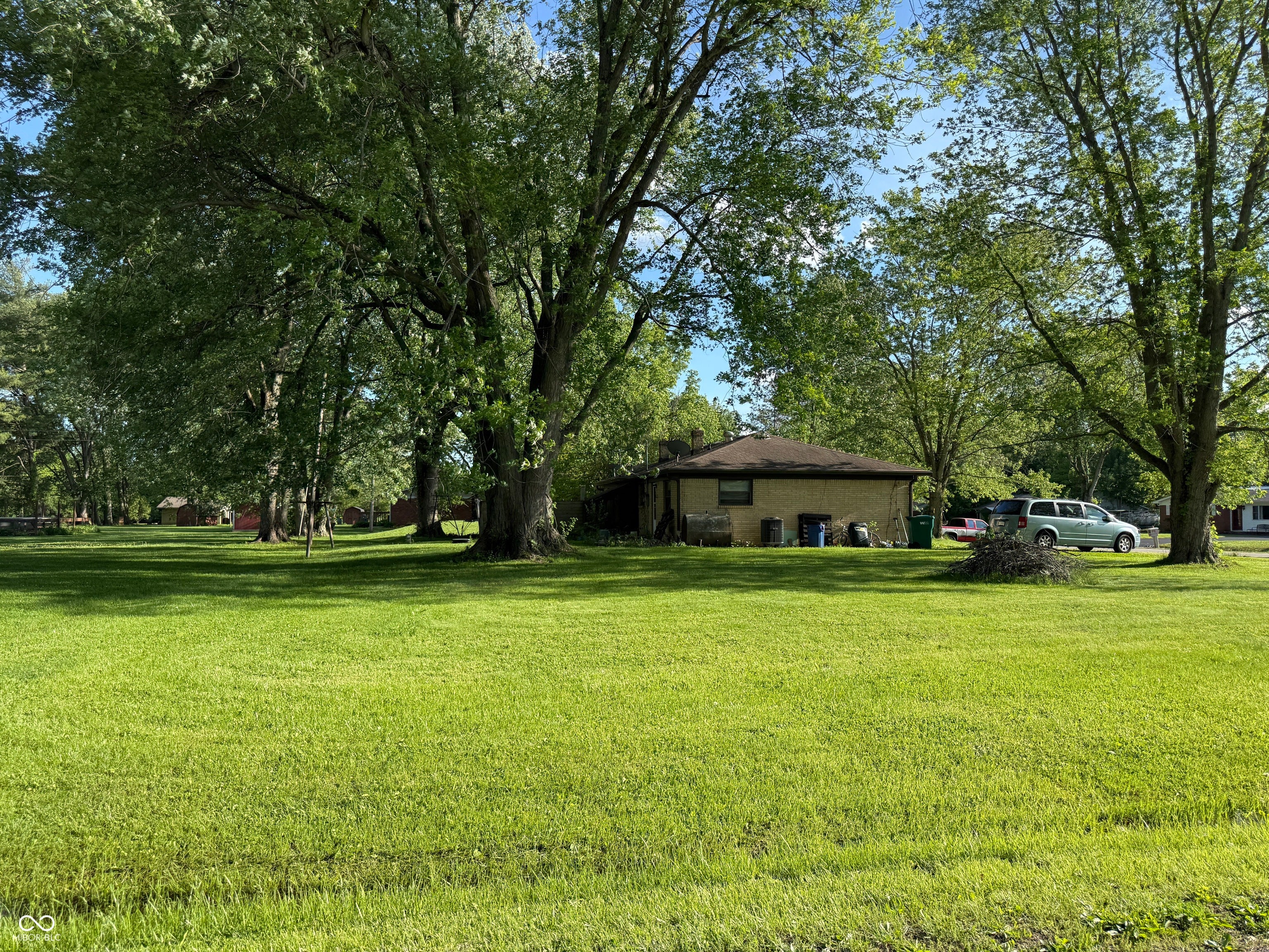 8191-8193 N Maple Drive