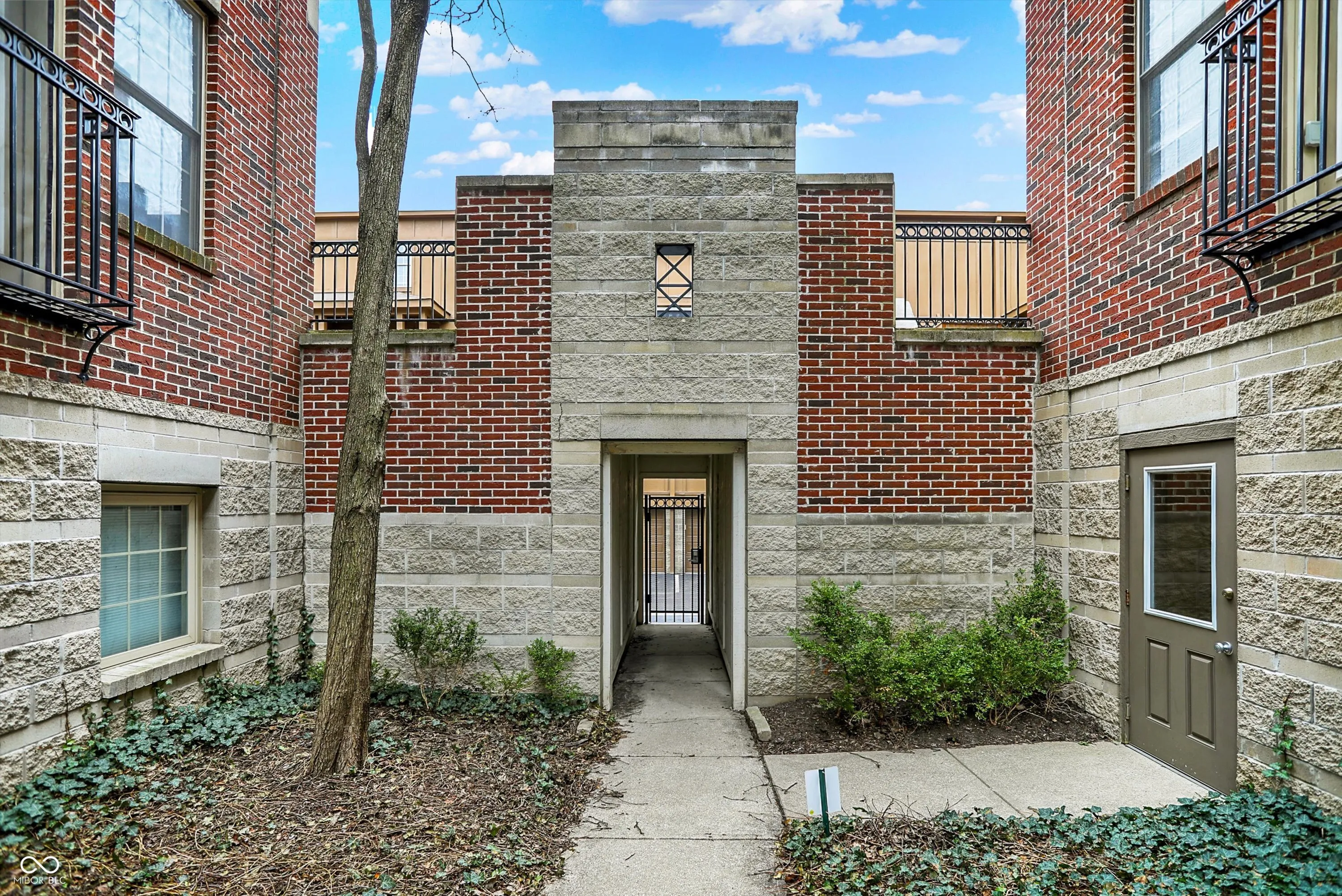 Indianapolis, Indiana 46204, United States, 2 Bedrooms Bedrooms, ,3 BathroomsBathrooms,Residential,Active,92230