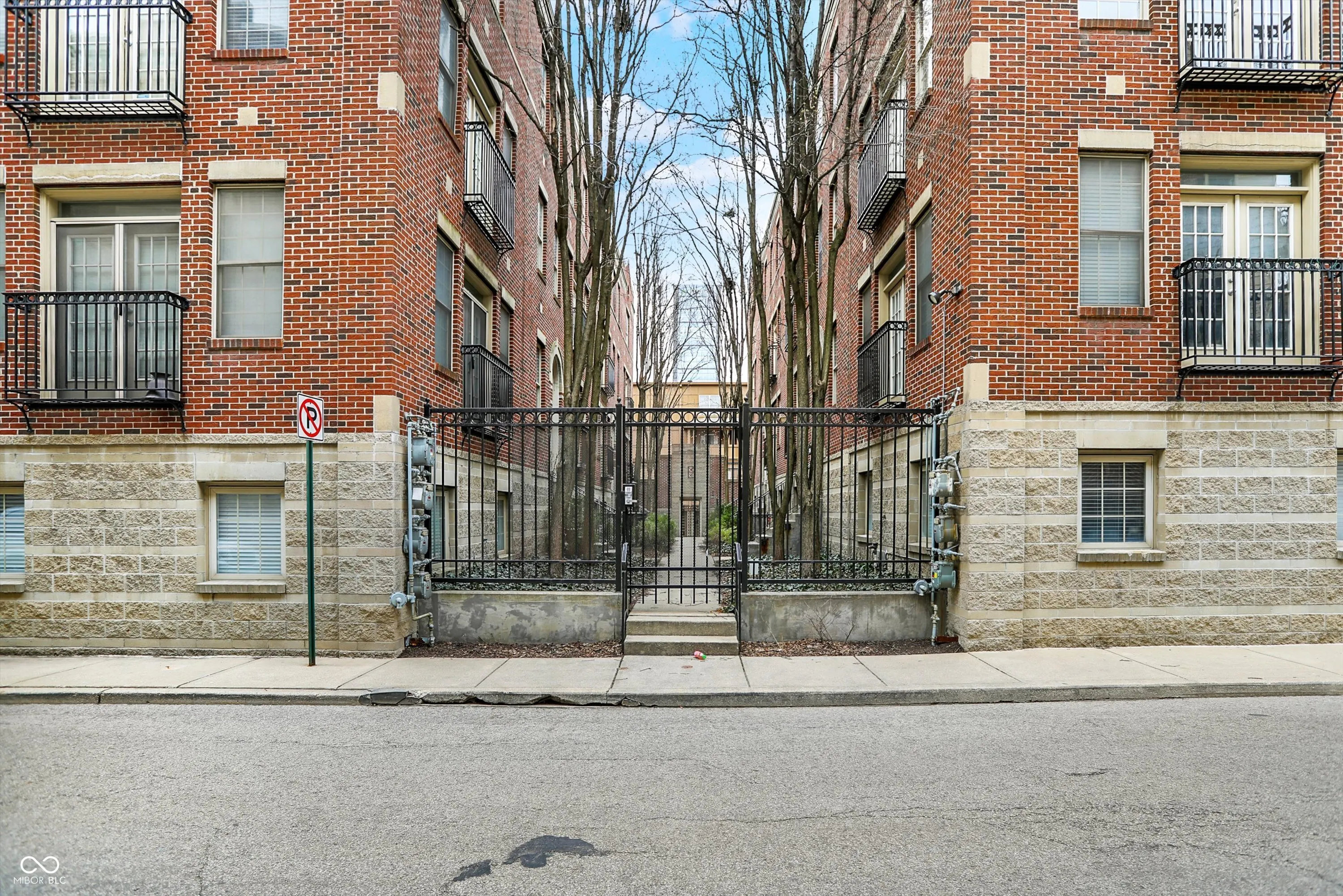 Indianapolis, Indiana 46204, United States, 2 Bedrooms Bedrooms, ,3 BathroomsBathrooms,Residential,Active,92230