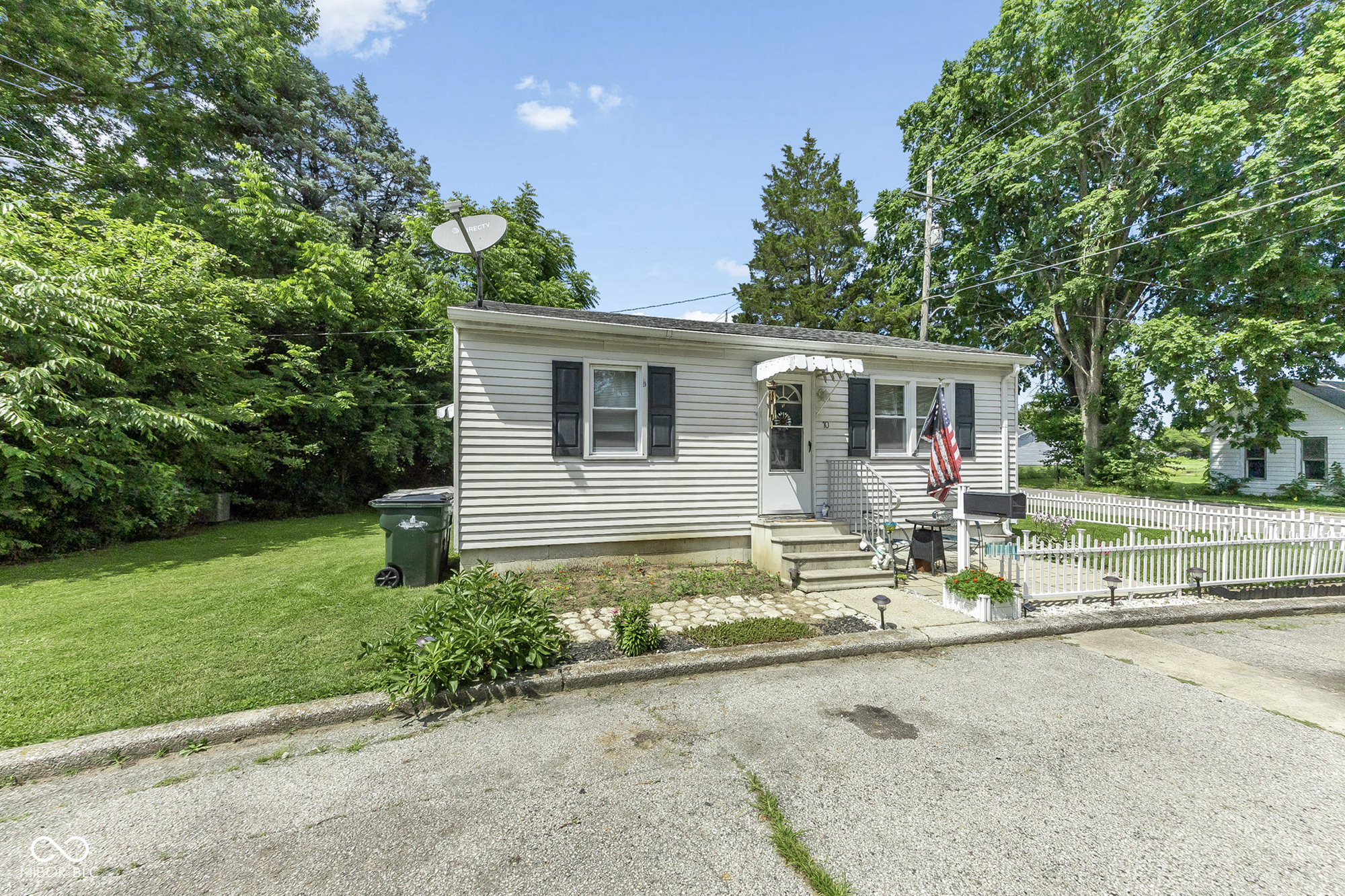 10 E Village Green Street