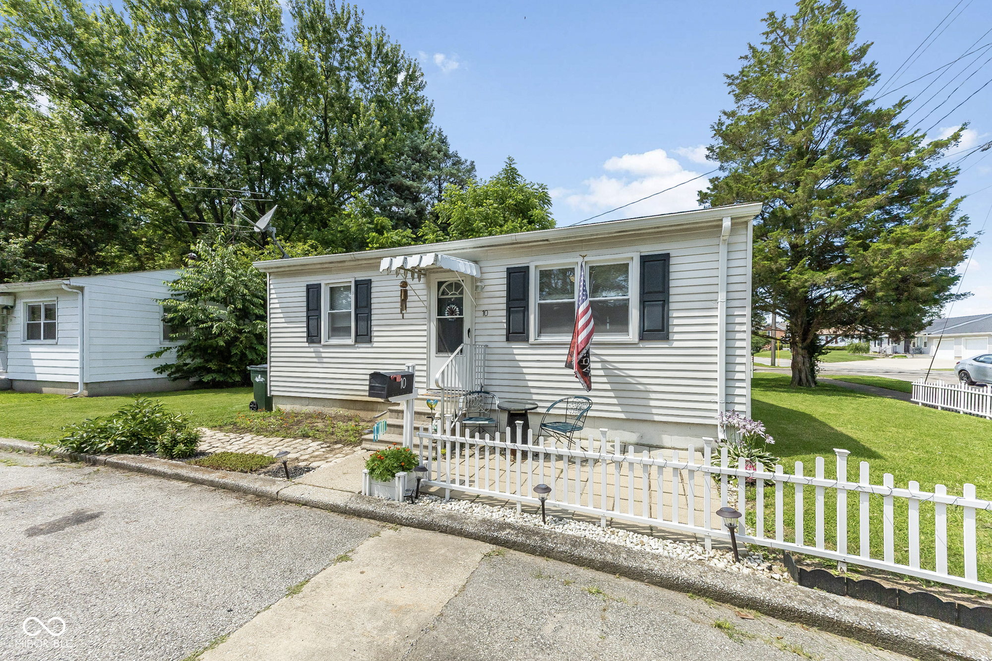 10 E Village Green Street