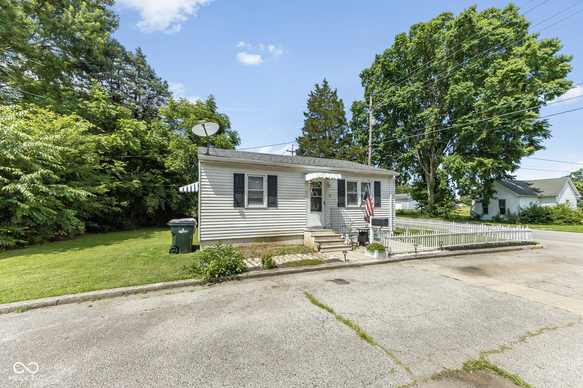 10 E Village Green Street