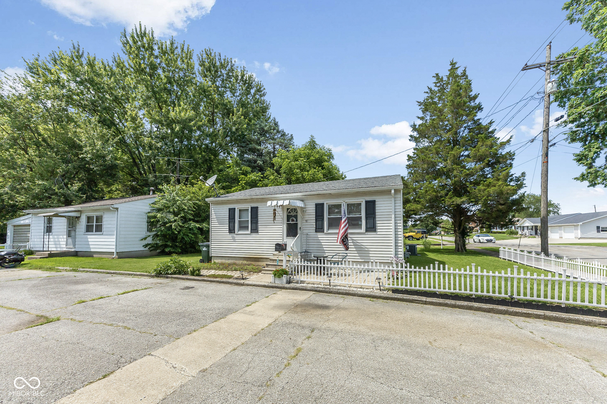 10 E Village Green Street