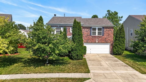 Photo of 13971 Meadow Lake DR, Fishers, IN 46038 (MLS # 22113637)