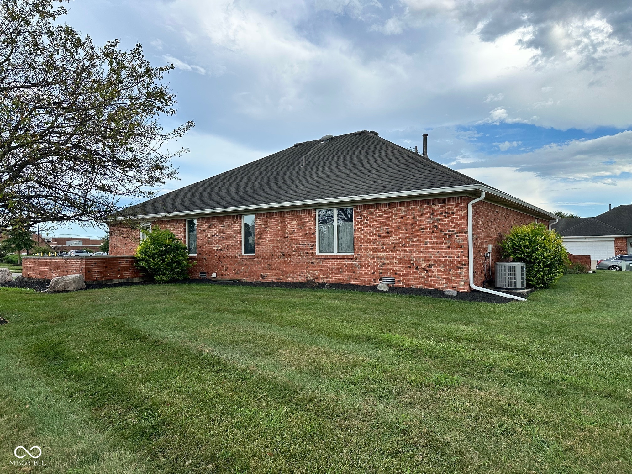 390 Vinewood Drive N