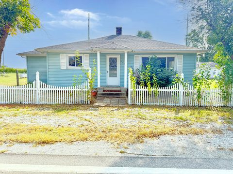 Photo of 207 N Main Street, Mellott, IN 47958 (MLS # 22055679)